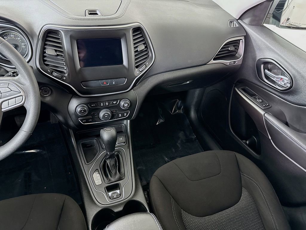 Used 2021 Jeep Cherokee Latitude w/ Mopar Interior Package FWD image 25