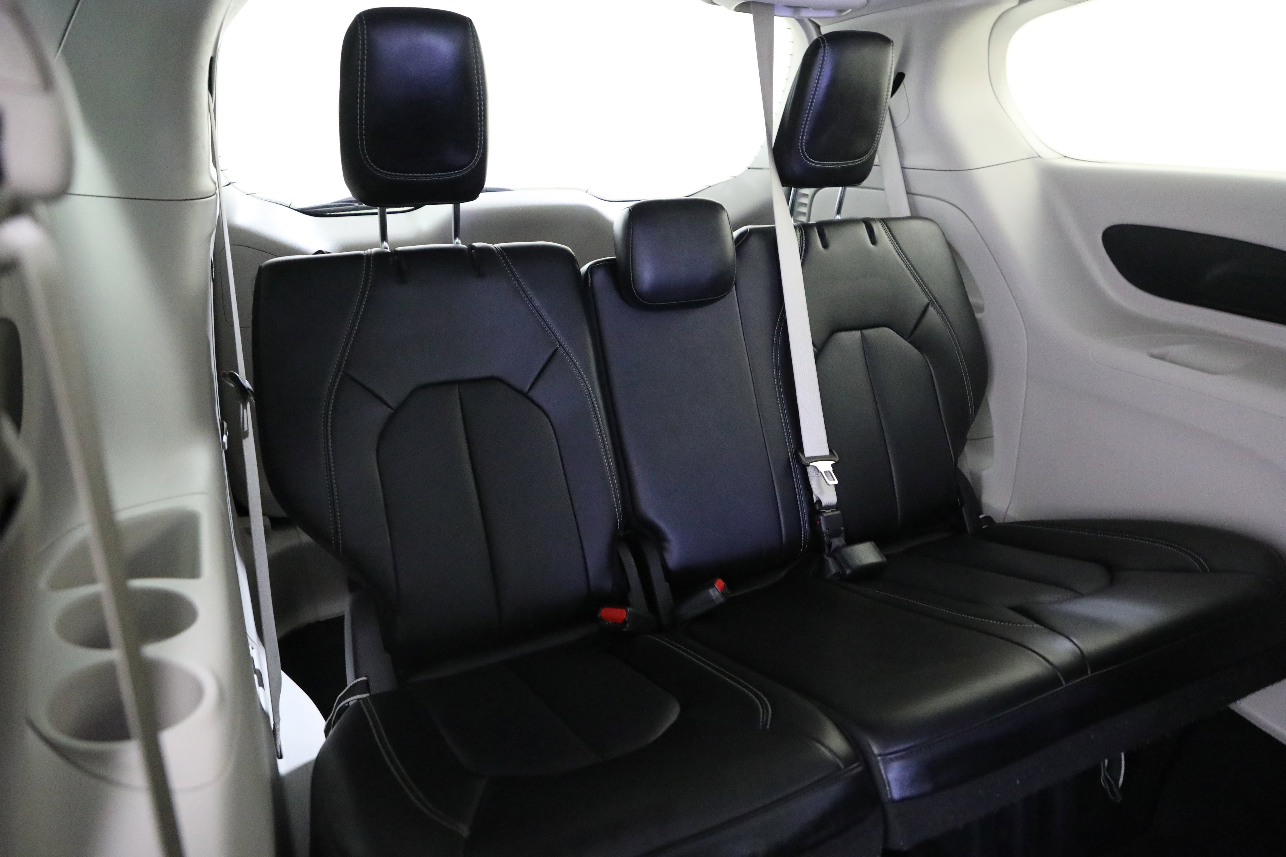 Used 2023 Chrysler Pacifica Touring-L image 8