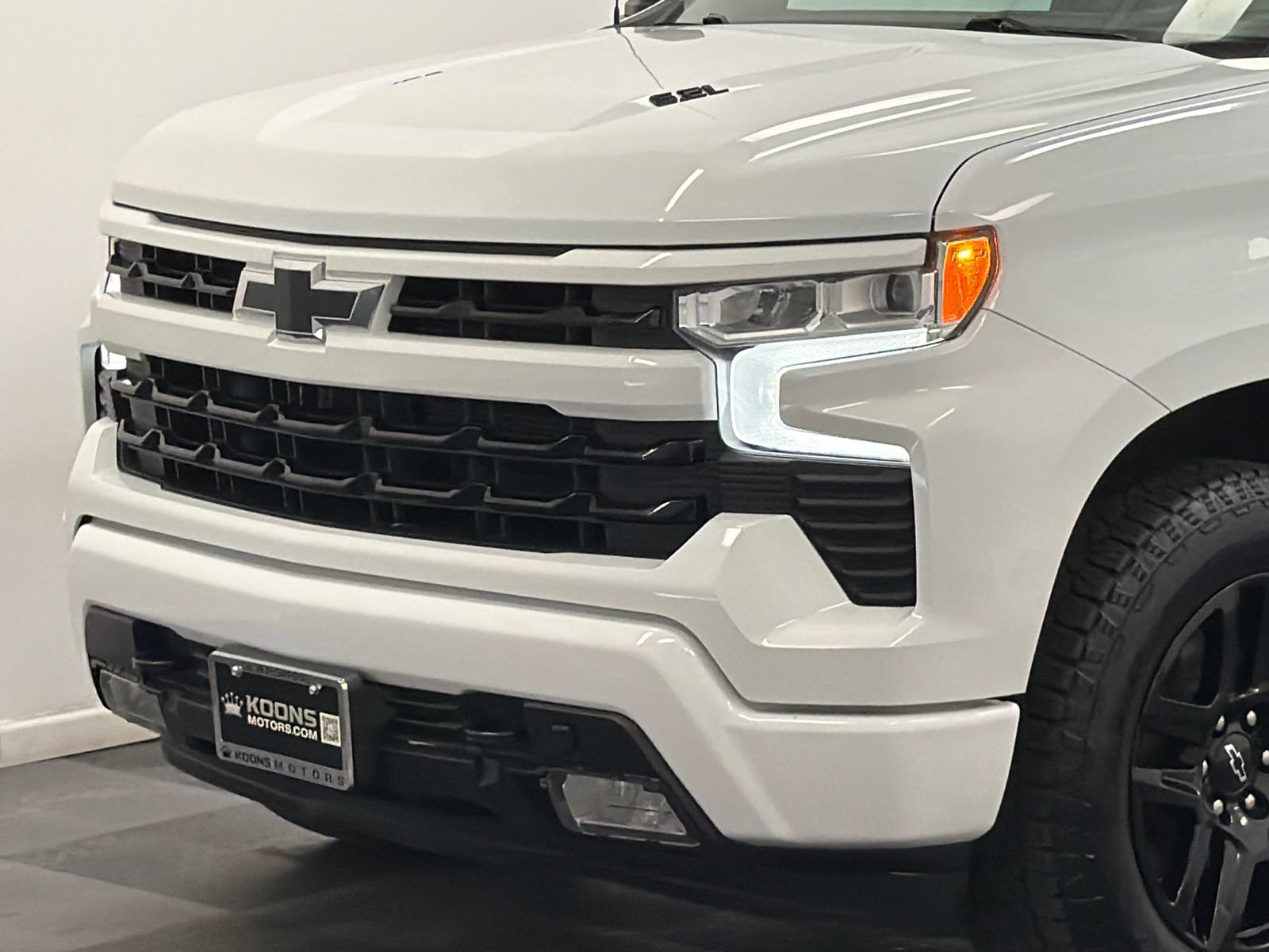 Used 2024 Chevrolet Silverado 1500 RST w/ Convenience Package II AWD/4WD image 2