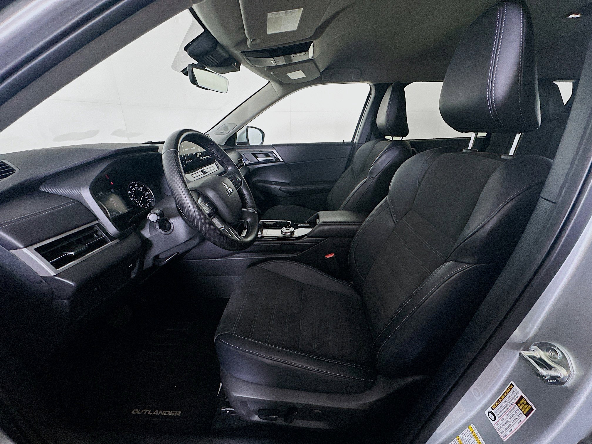 Used 2025 Mitsubishi Outlander SE FWD image 13