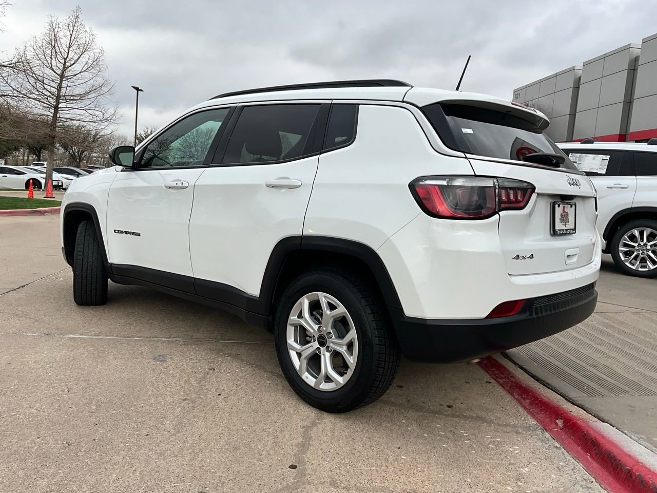 Used 2025 Jeep Compass Latitude image 8