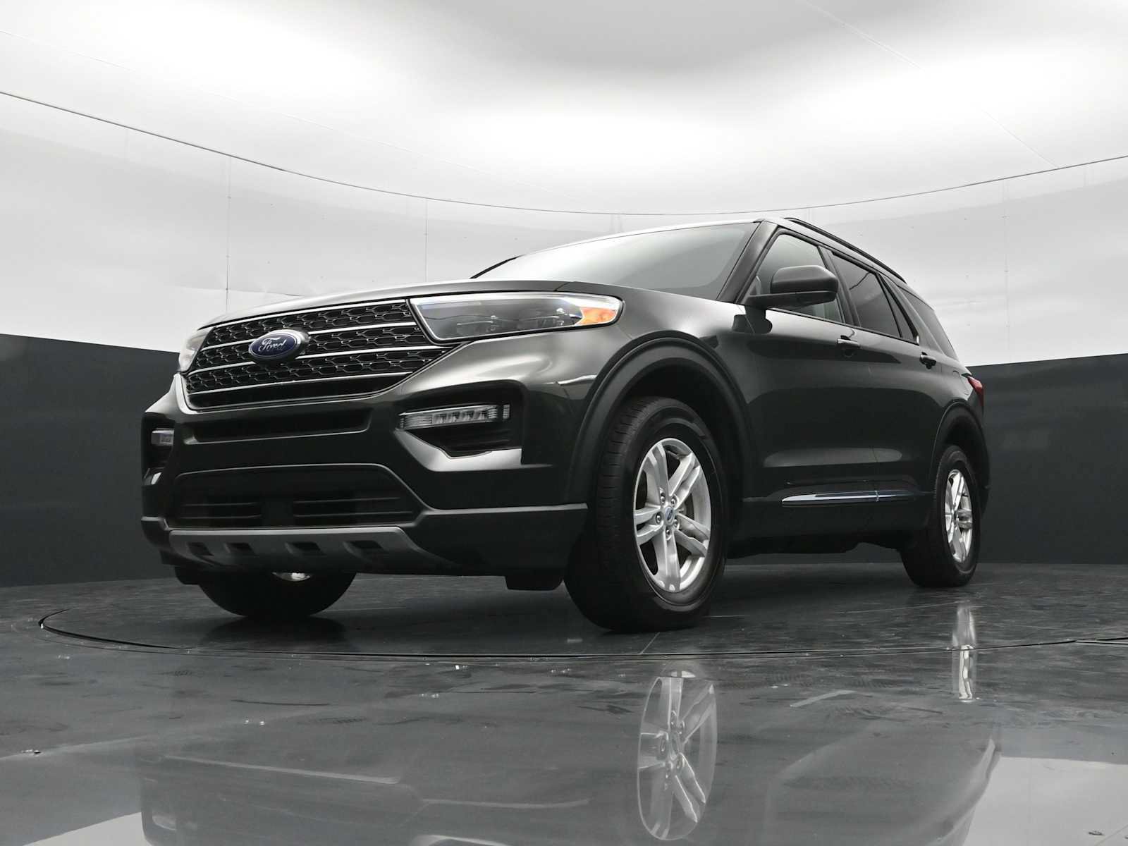 Used 2022 Ford Explorer XLT w/ Equipment Group 202A AWD/4WD image 25