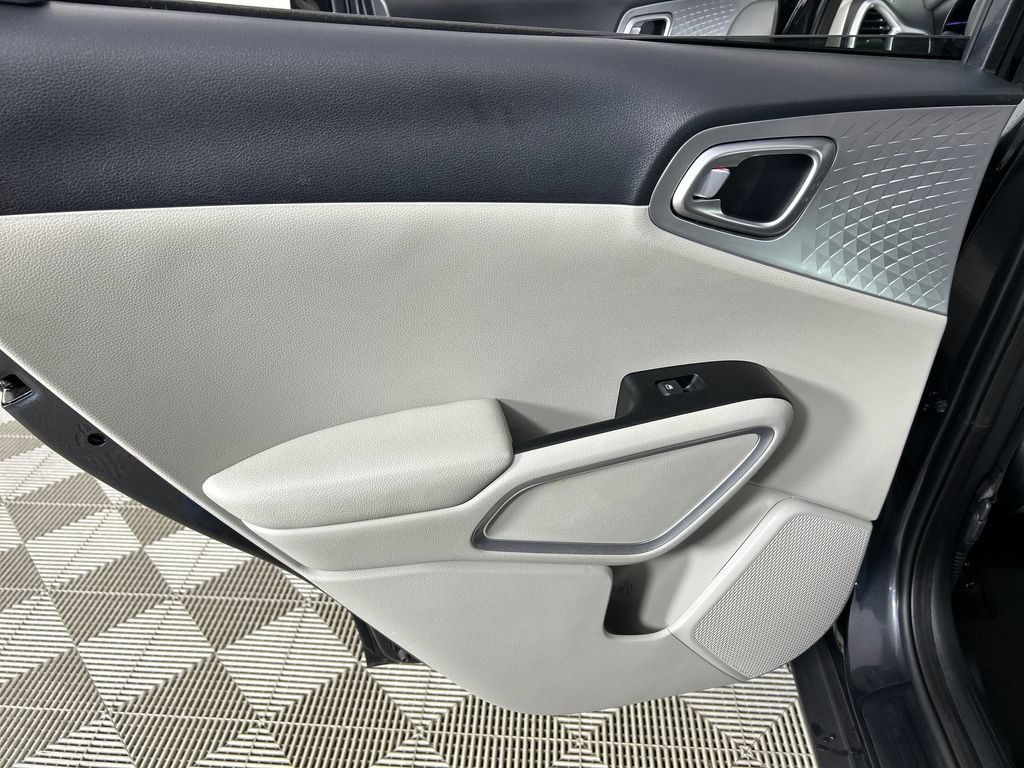 Used 2025 Kia Soul LX w/ LX Technology Package FWD image 16