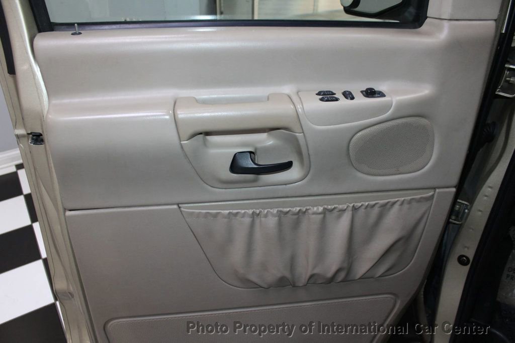 Used 2000 Ford E-150 and Econoline 150 image 11