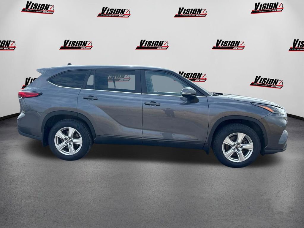 Used 2023 Toyota Highlander LE AWD/4WD image 4