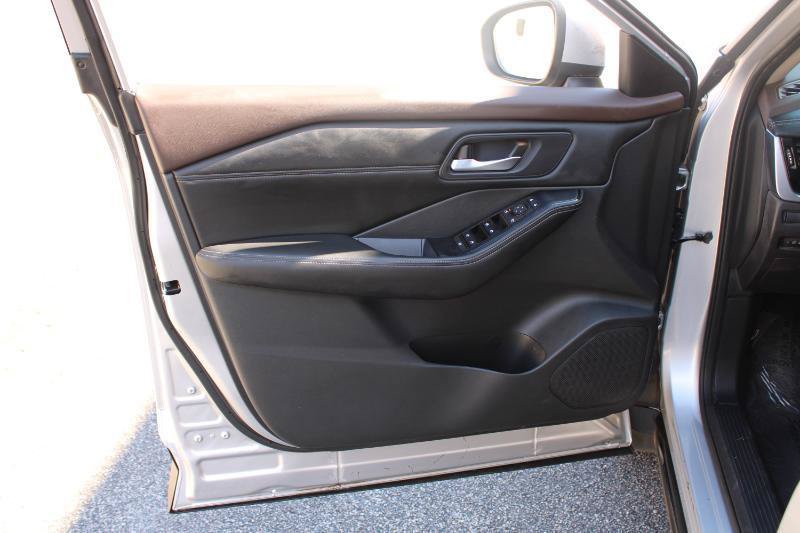 Used 2022 Nissan Rogue SV w/ SV Premium Package FWD image 18