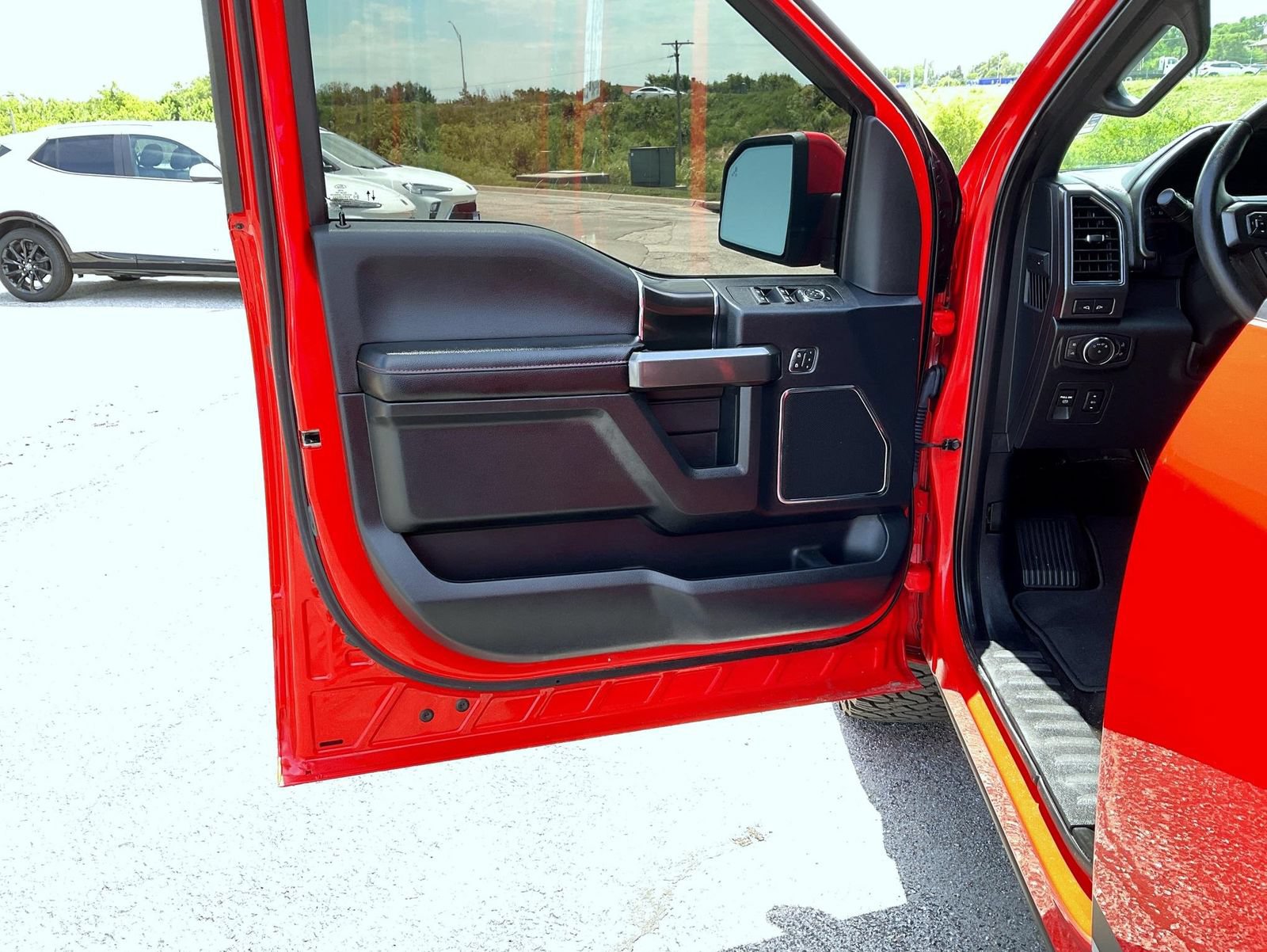 Used 2019 Ford F150 Lariat w/ Equipment Group 502A Luxury AWD/4WD image 9