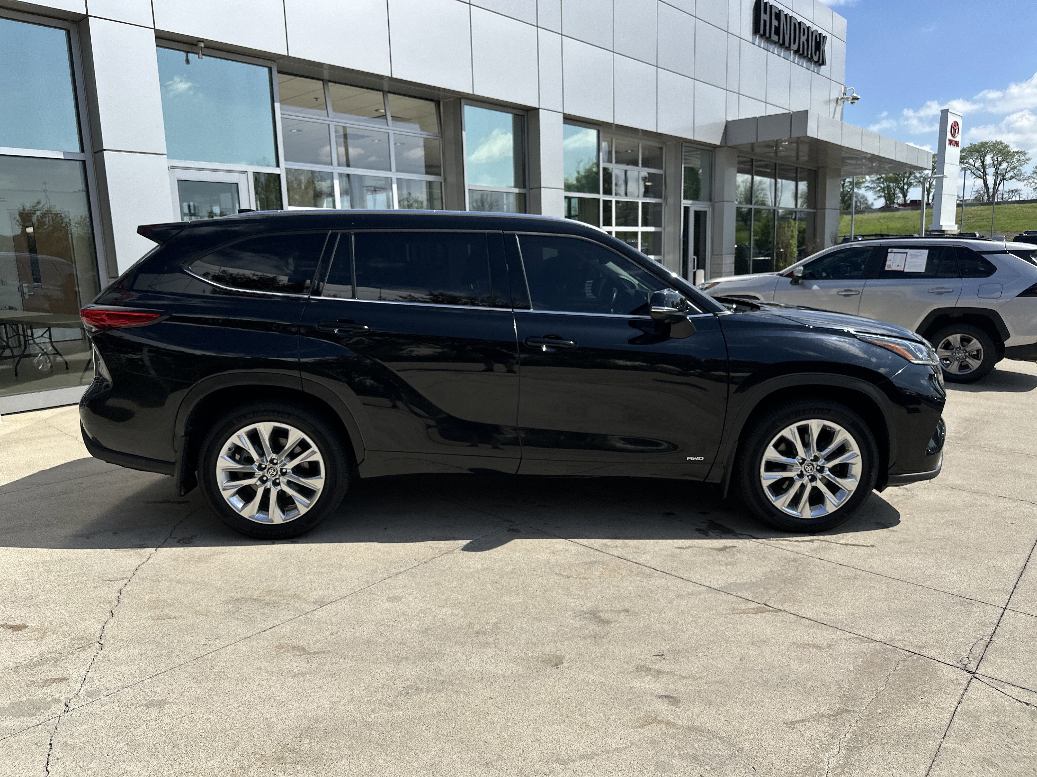 Used 2023 Toyota Highlander Limited AWD/4WD image 9