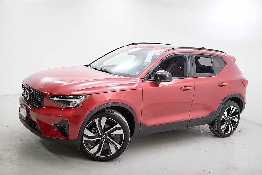 Certified 2023 Volvo XC40 B5 Plus w/ Driver Assist Package image 3