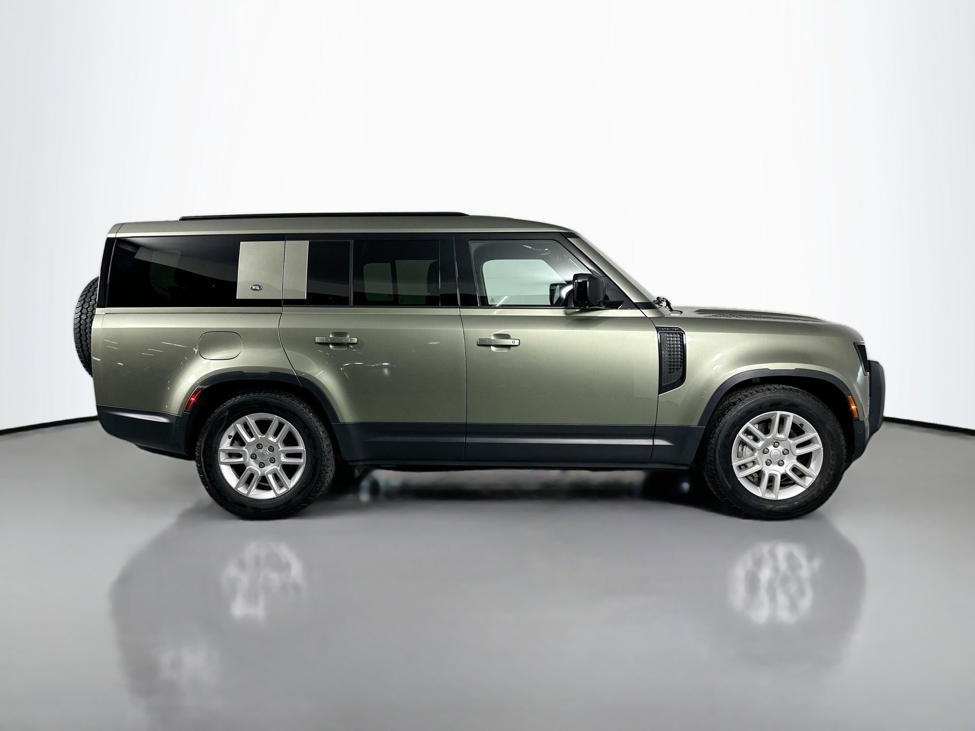 Certified 2024 Land Rover Defender 130 S image 4