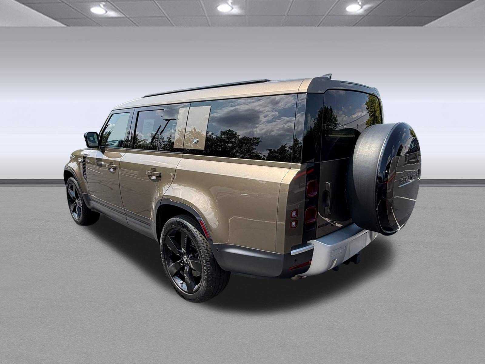 Used 2023 Land Rover Defender 130 SE AWD/4WD image 3