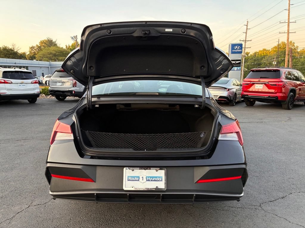 Used 2025 Hyundai Elantra SE FWD image 11