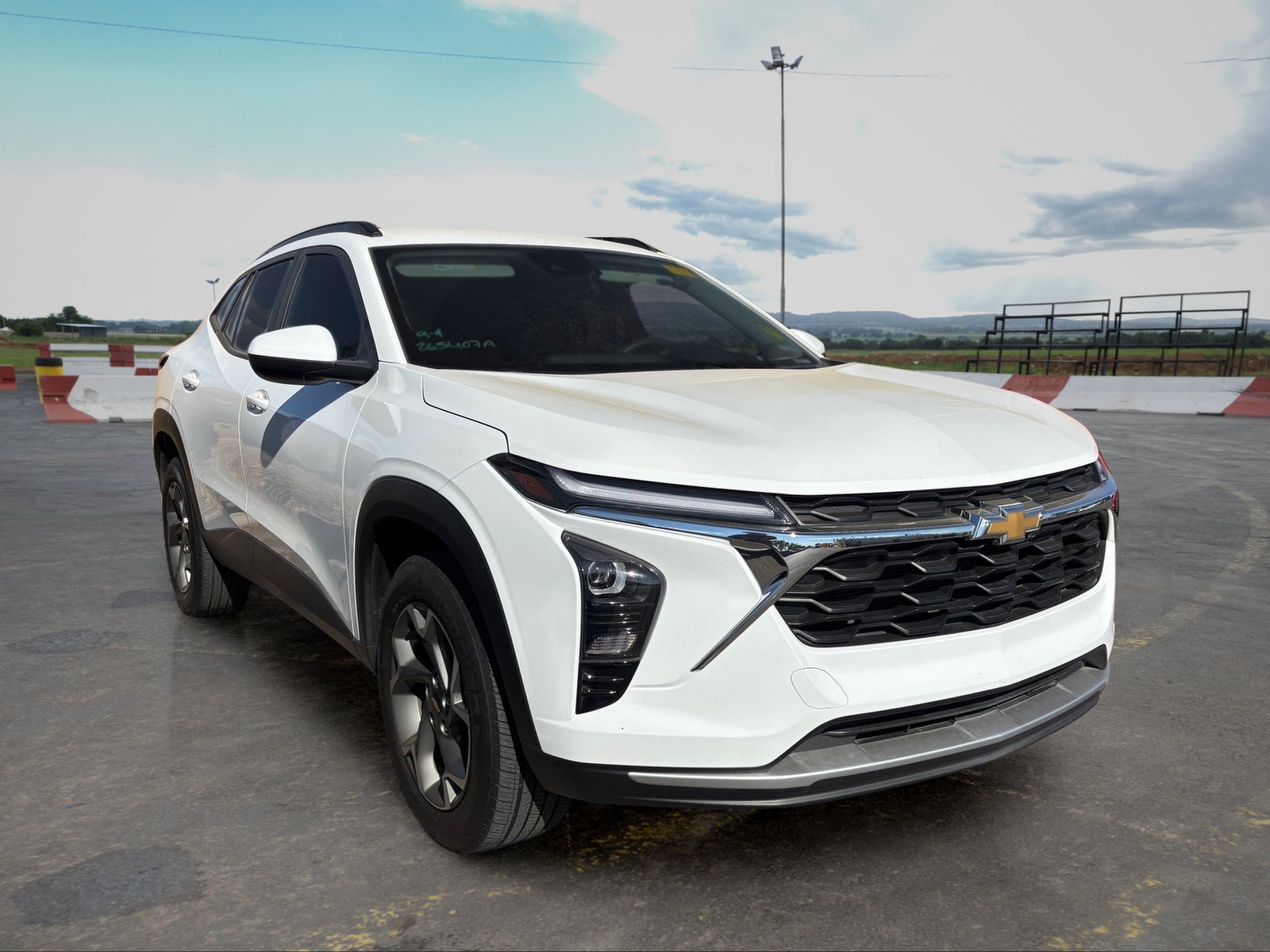 Used 2025 Chevrolet Trax LT FWD image 2