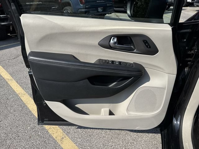 Used 2023 Chrysler Pacifica Touring-L FWD image 20