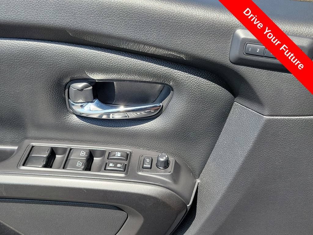Used 2021 Nissan Titan PRO-4X w/ Pro-4x Convenience Package AWD/4WD image 17