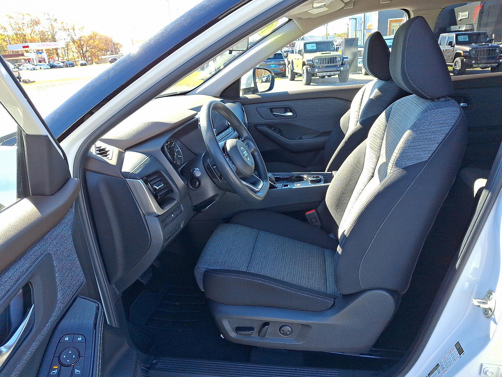 Used 2021 Nissan Rogue SV image 13