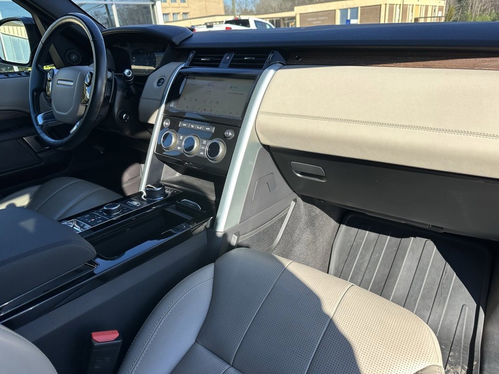 Used 2019 Land Rover Discovery HSE image 16