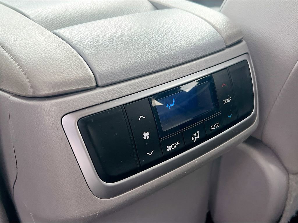 Used 2019 Toyota Highlander XLE AWD/4WD image 28