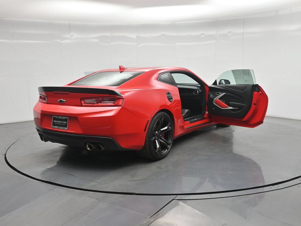 Used 2018 Chevrolet Camaro SS RWD image 5