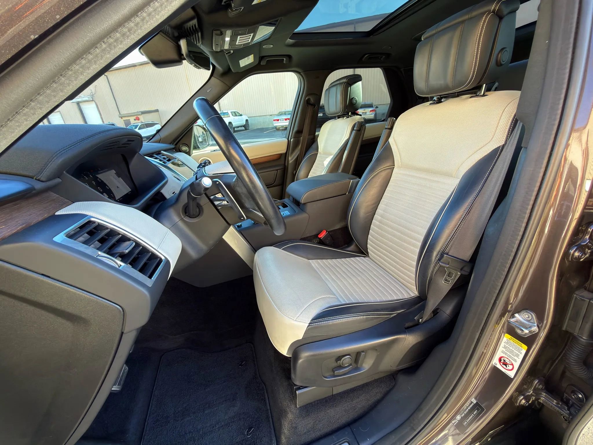 Used 2023 Land Rover Discovery Metropolitan Edition image 36