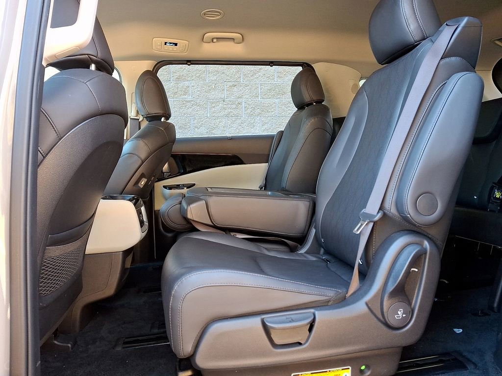 Used 2023 Kia Carnival EX image 10