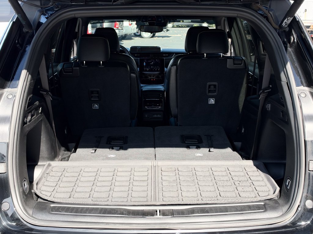 Used 2023 Jeep Grand Cherokee L Laredo AWD/4WD image 17