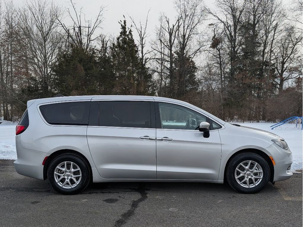Used 2023 Chrysler Voyager LX image 4