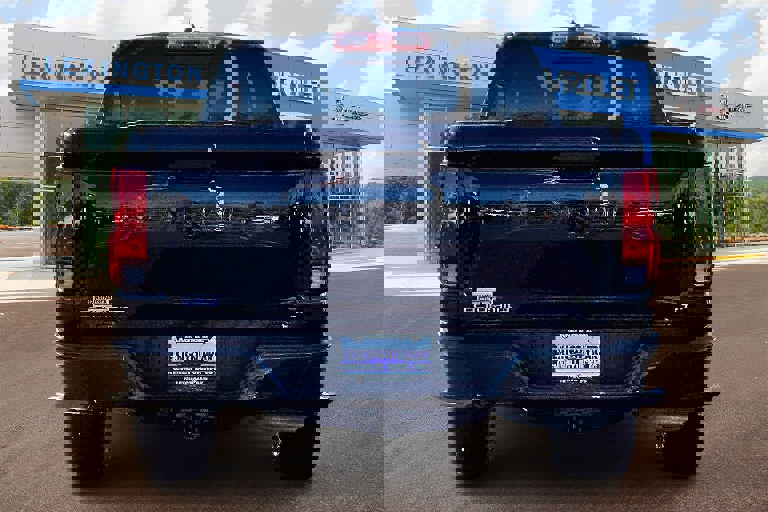 Used 2024 Chevrolet Colorado LT w/ LT Convenience Package image 4