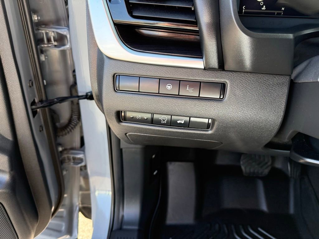 Used 2023 Nissan Rogue Platinum w/ Platinum Premium Package image 11