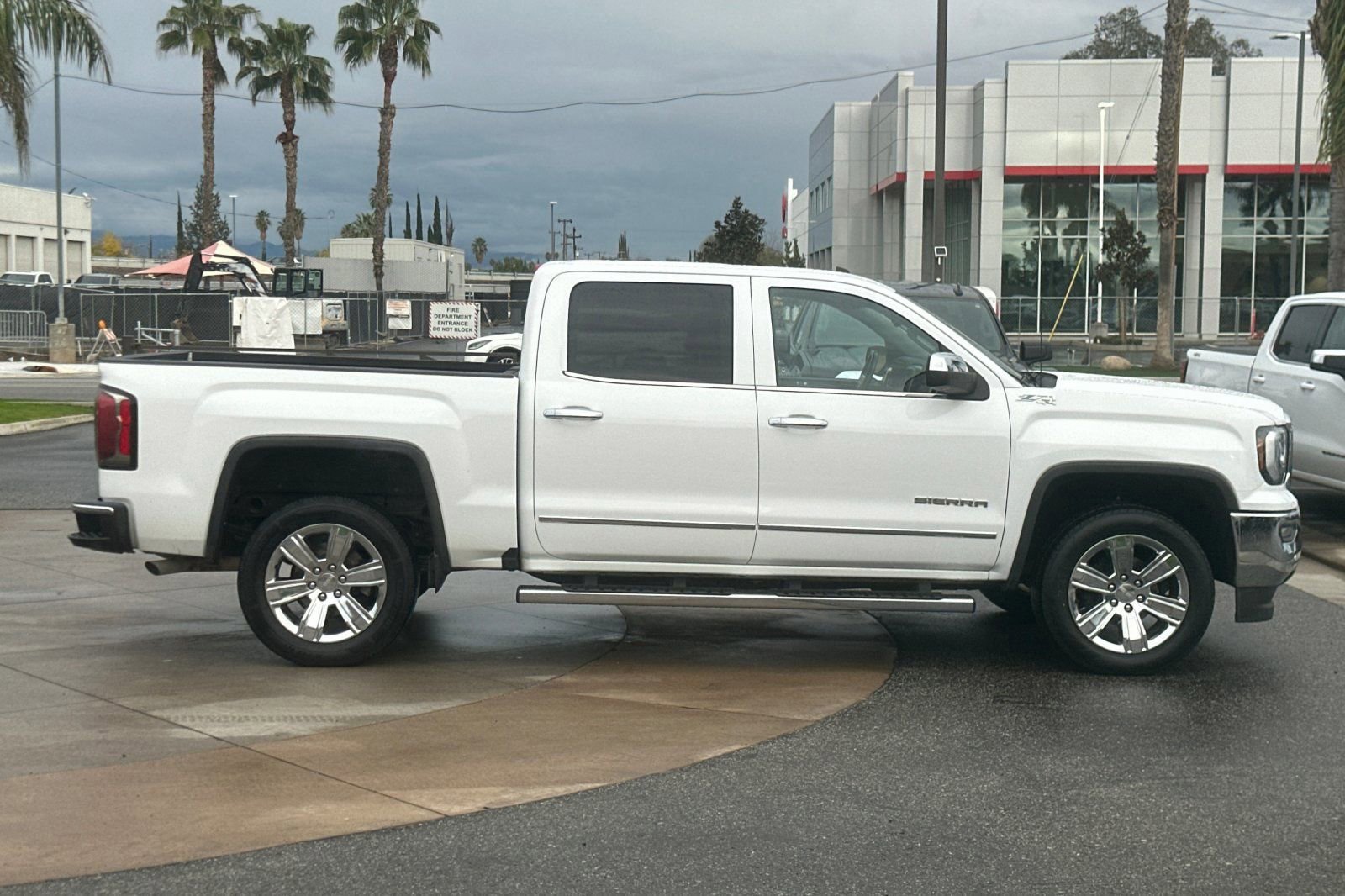 Used 2018 GMC Sierra 1500 SLT image 3