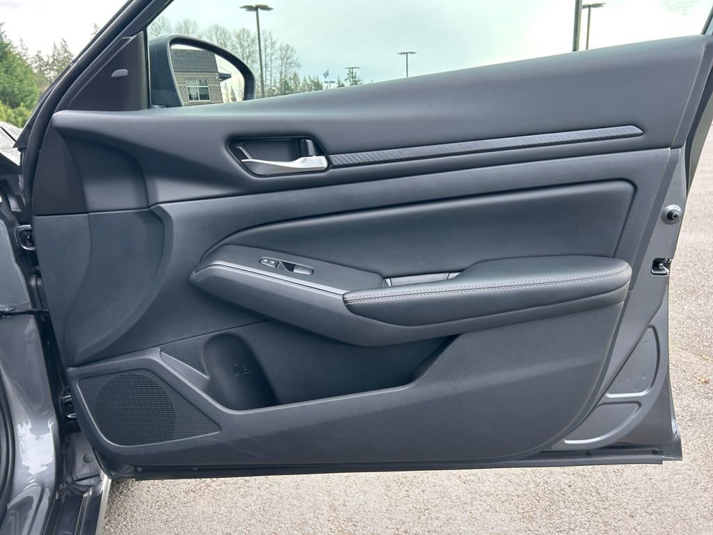 Used 2025 Nissan Altima 2.5 SV image 25