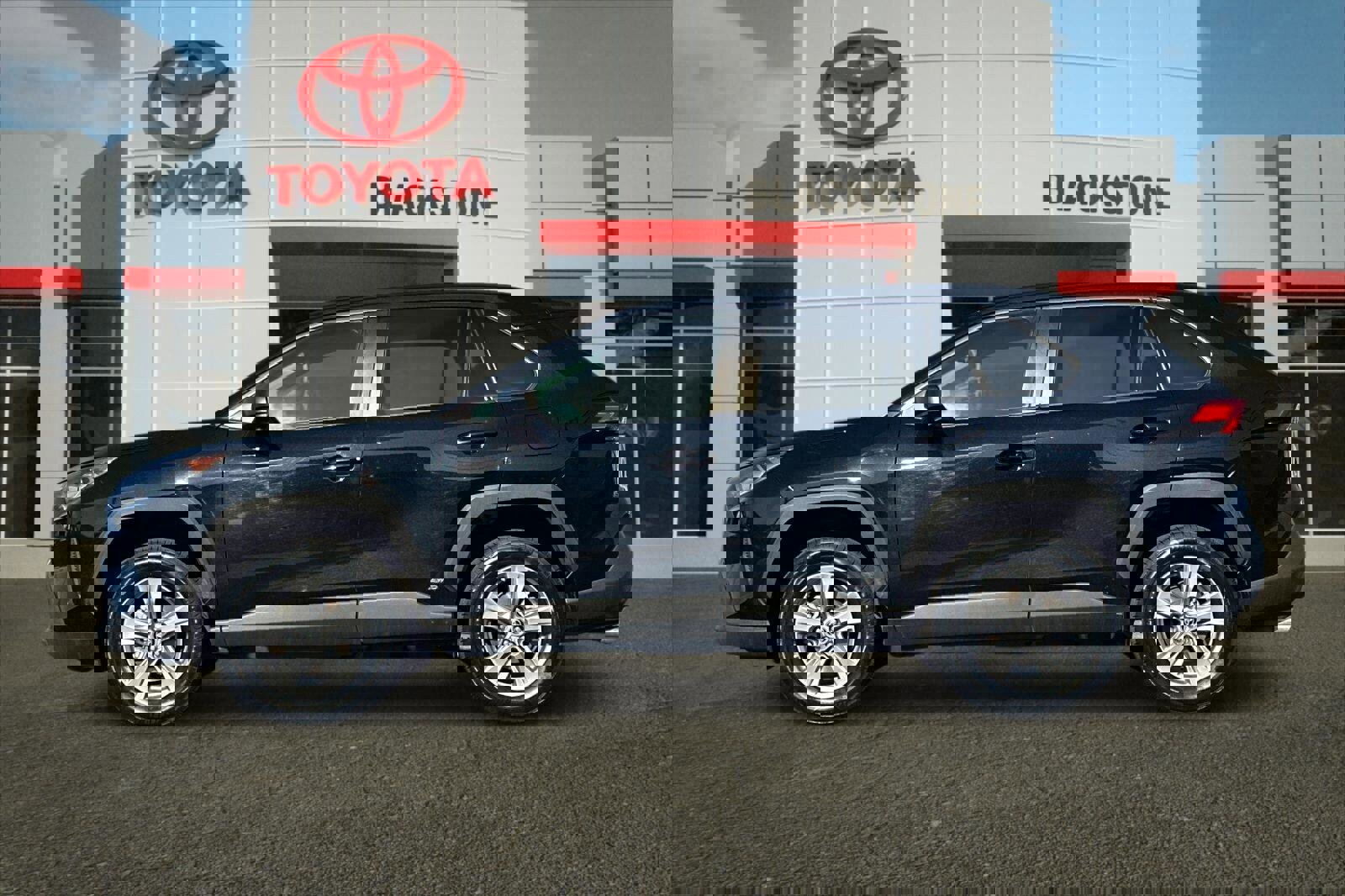 Used 2022 Toyota RAV4 LE image 6
