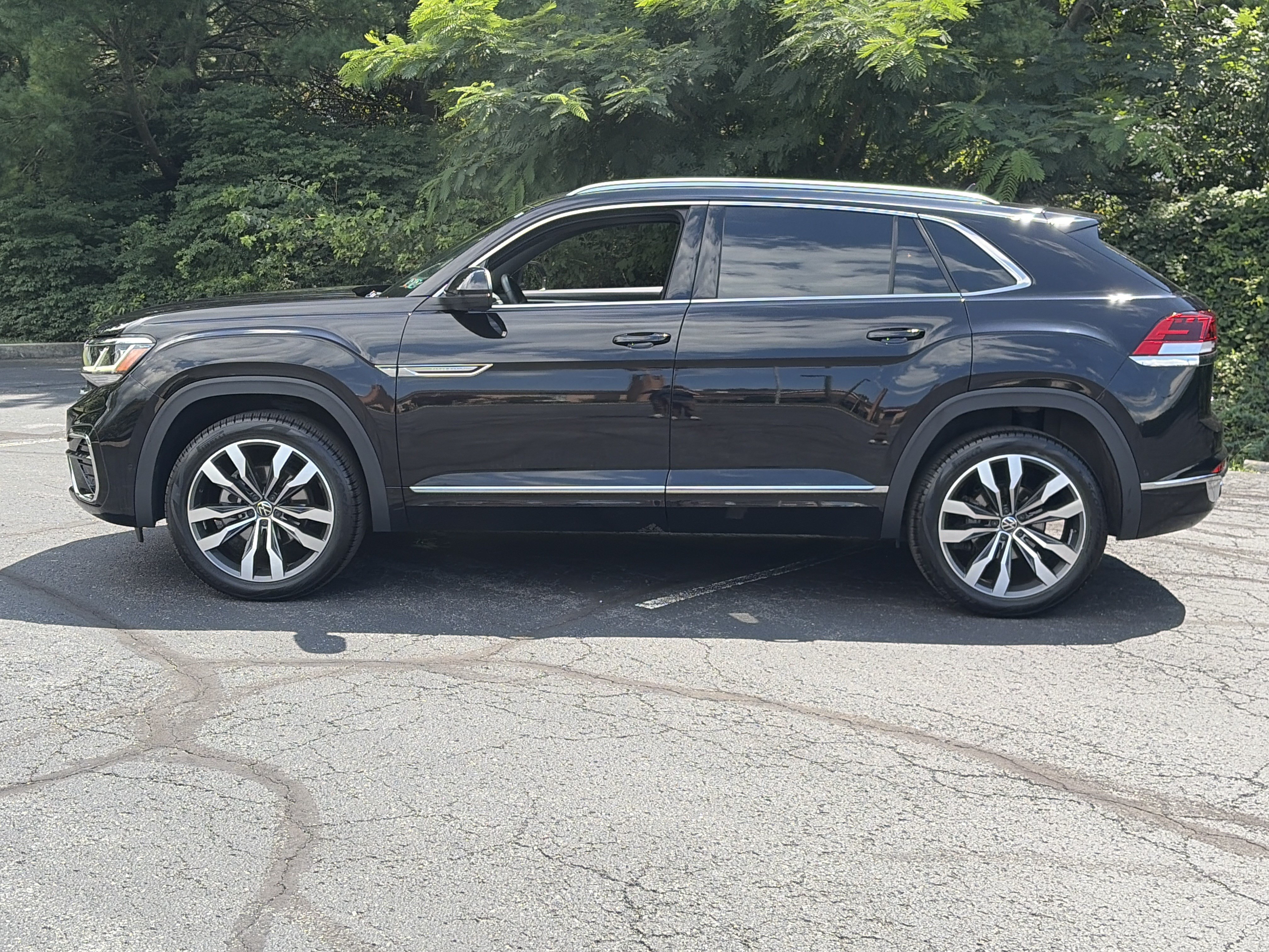 Used 2023 Volkswagen Atlas Cross Sport SEL Premium R-Line AWD/4WD image 8
