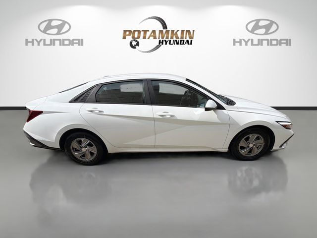 Certified 2025 Hyundai Elantra SE FWD image 4