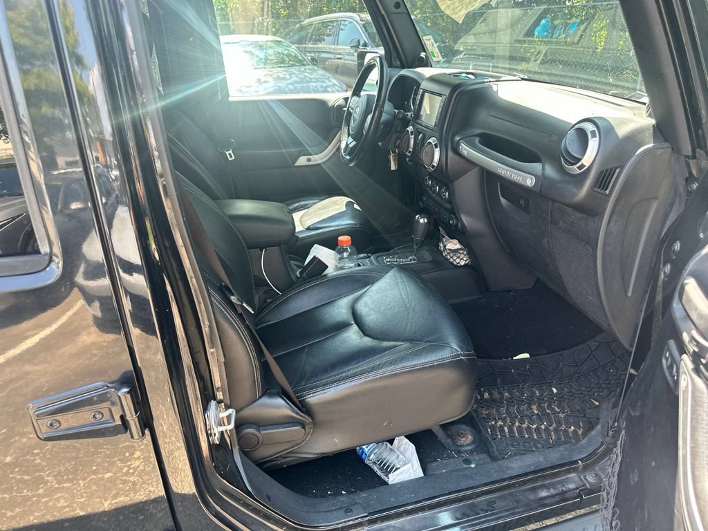 Used 2013 Jeep Wrangler Unlimited Sahara w/ Connectivity Group AWD/4WD image 11