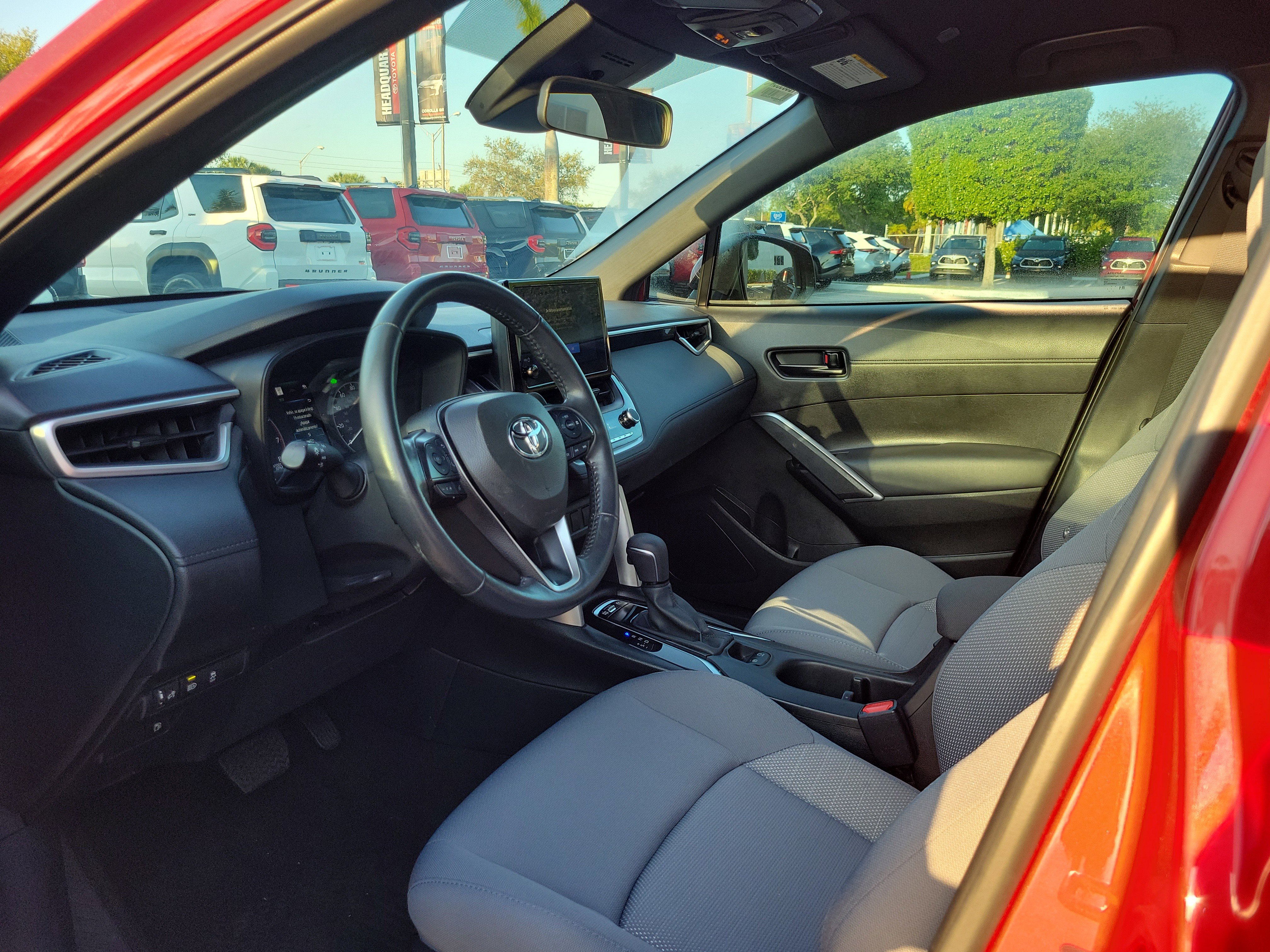 Used 2023 Toyota Corolla Cross SE image 19