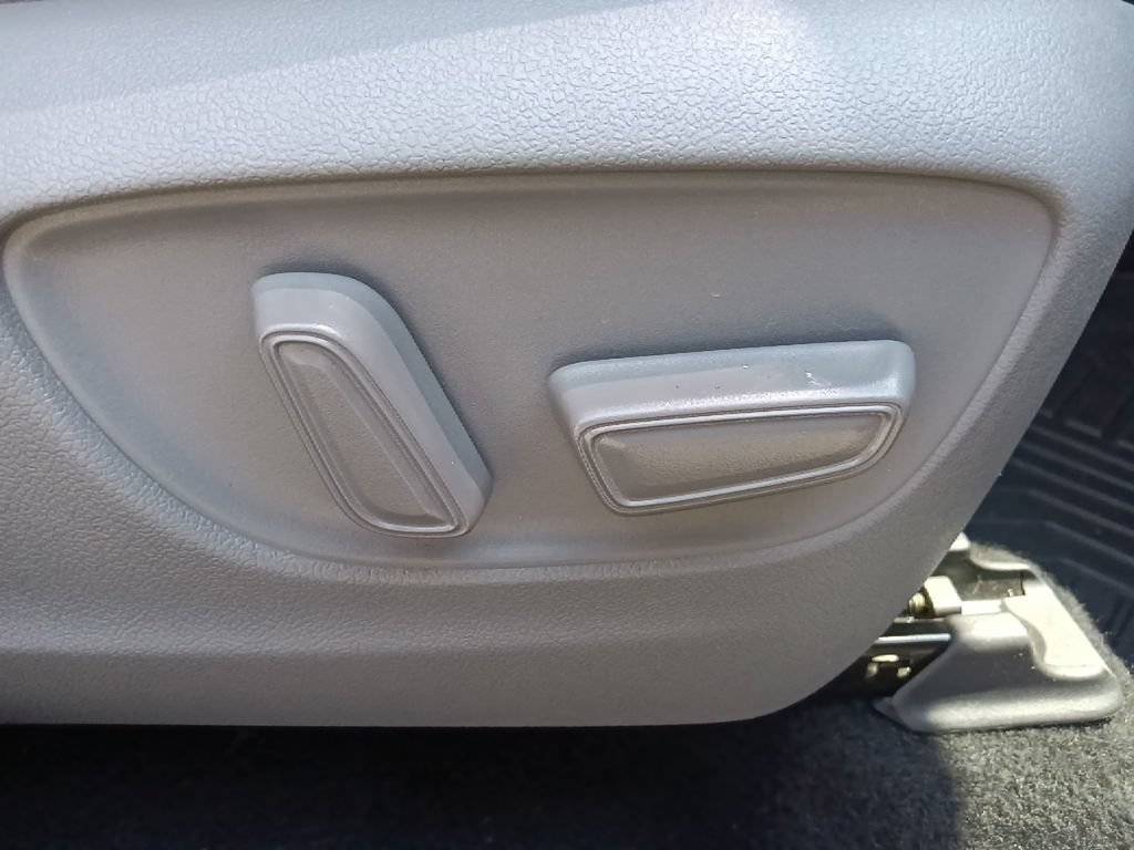 Used 2022 Toyota Highlander XLE AWD/4WD image 34
