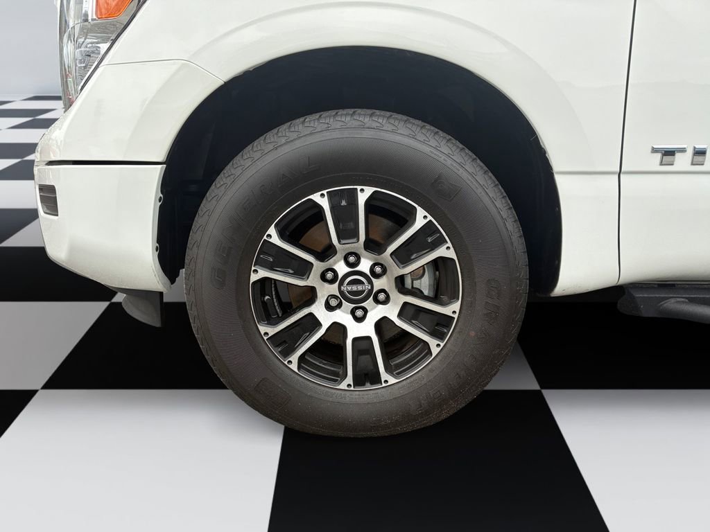Used 2024 Nissan Titan SV image 14