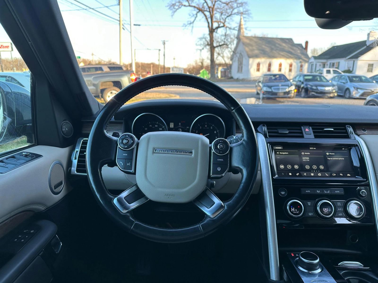 Used 2017 Land Rover Discovery HSE image 45