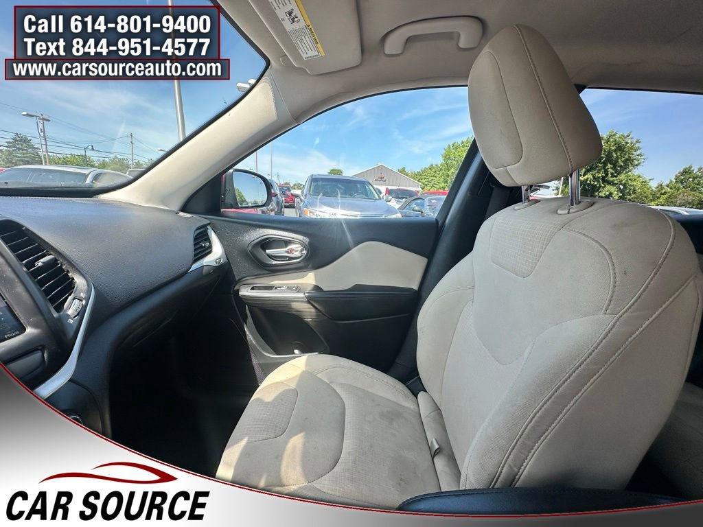 Used 2017 Jeep Cherokee Latitude w/ Safety/Convenience Group AWD/4WD image 14