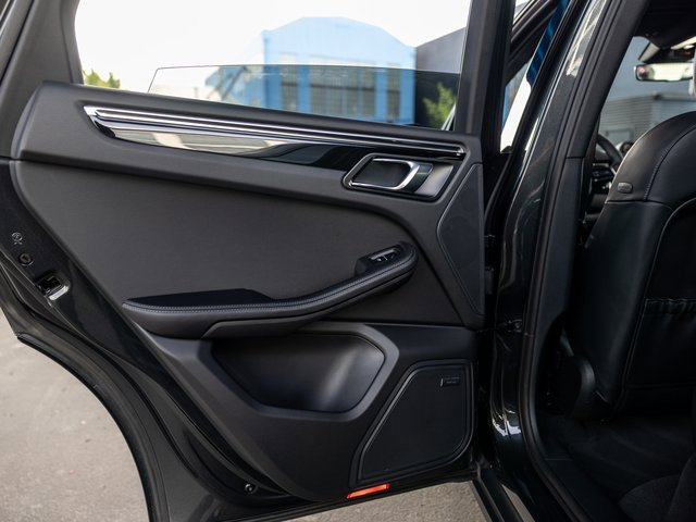 Certified 2025 Porsche Macan image 39