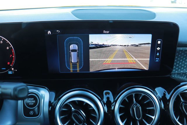 Used 2024 Mercedes-Benz GLB 250 image 27