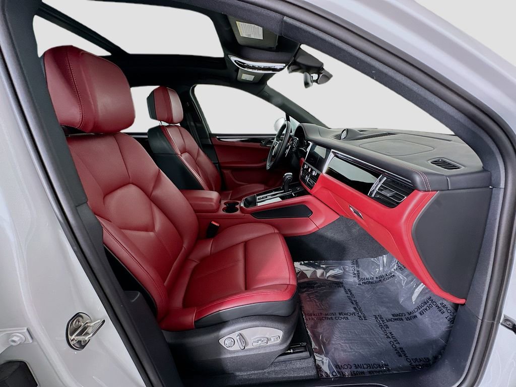 Certified 2024 Porsche Macan AWD/4WD image 31