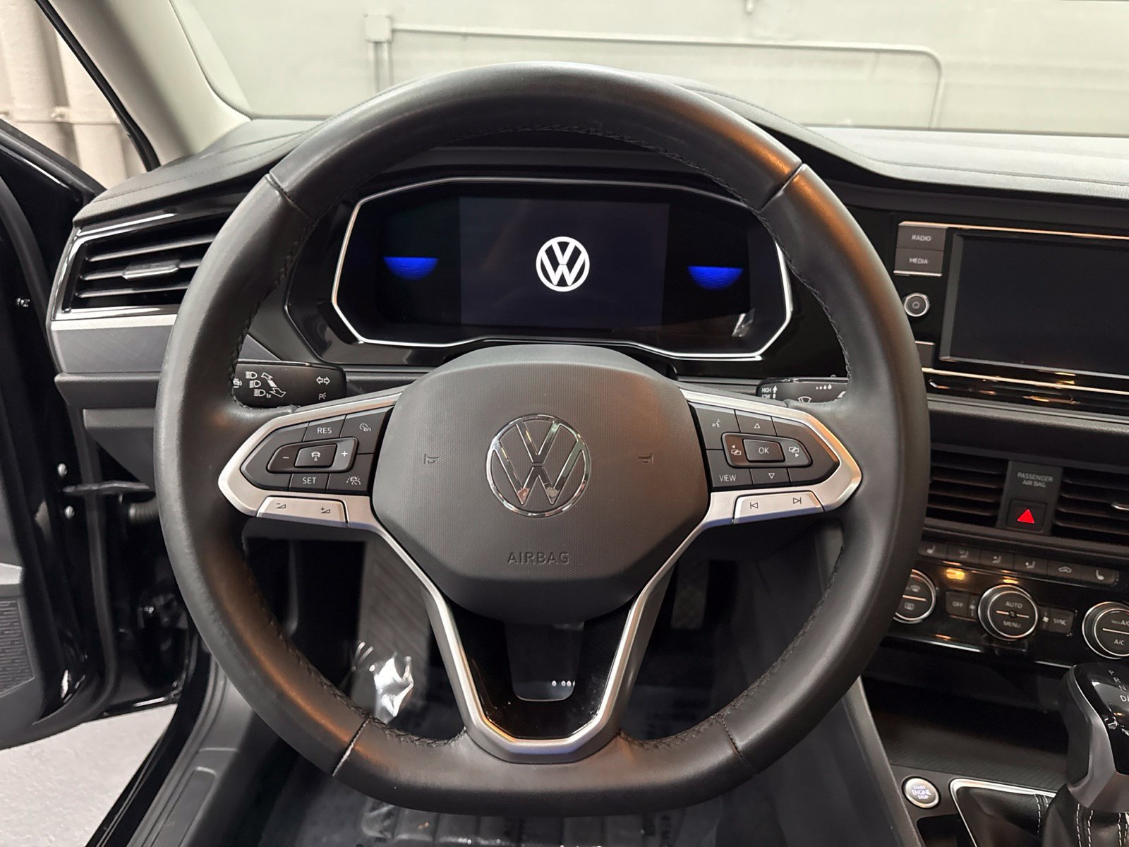 Used 2022 Volkswagen Jetta SE w/ Panoramic Sunroof Package FWD image 22