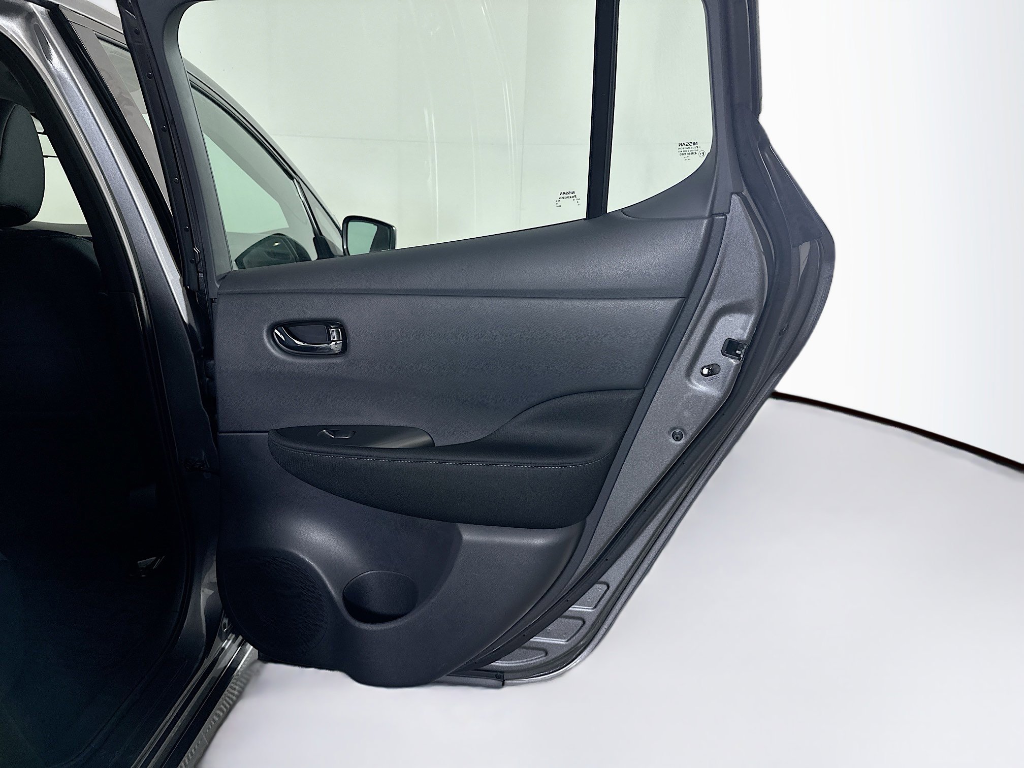 Used 2025 Nissan Leaf S image 29