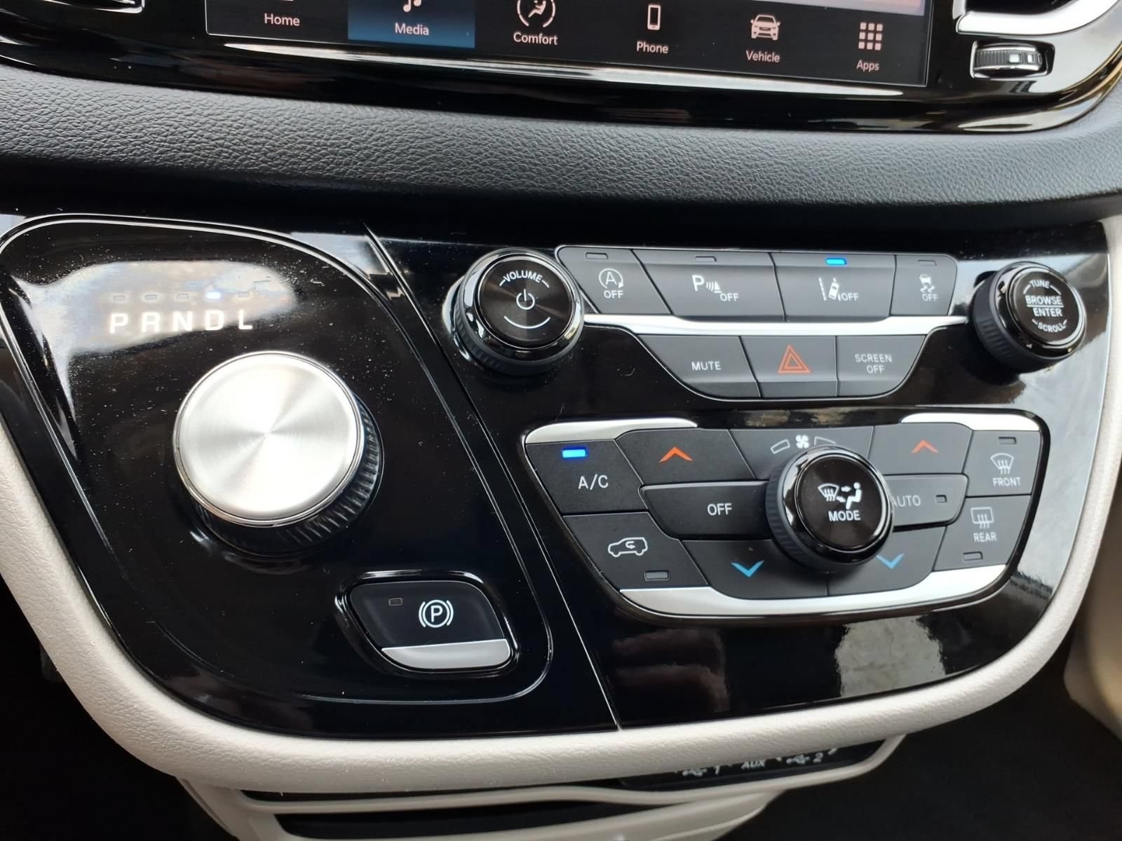 Used 2024 Chrysler Pacifica Touring-L FWD image 18