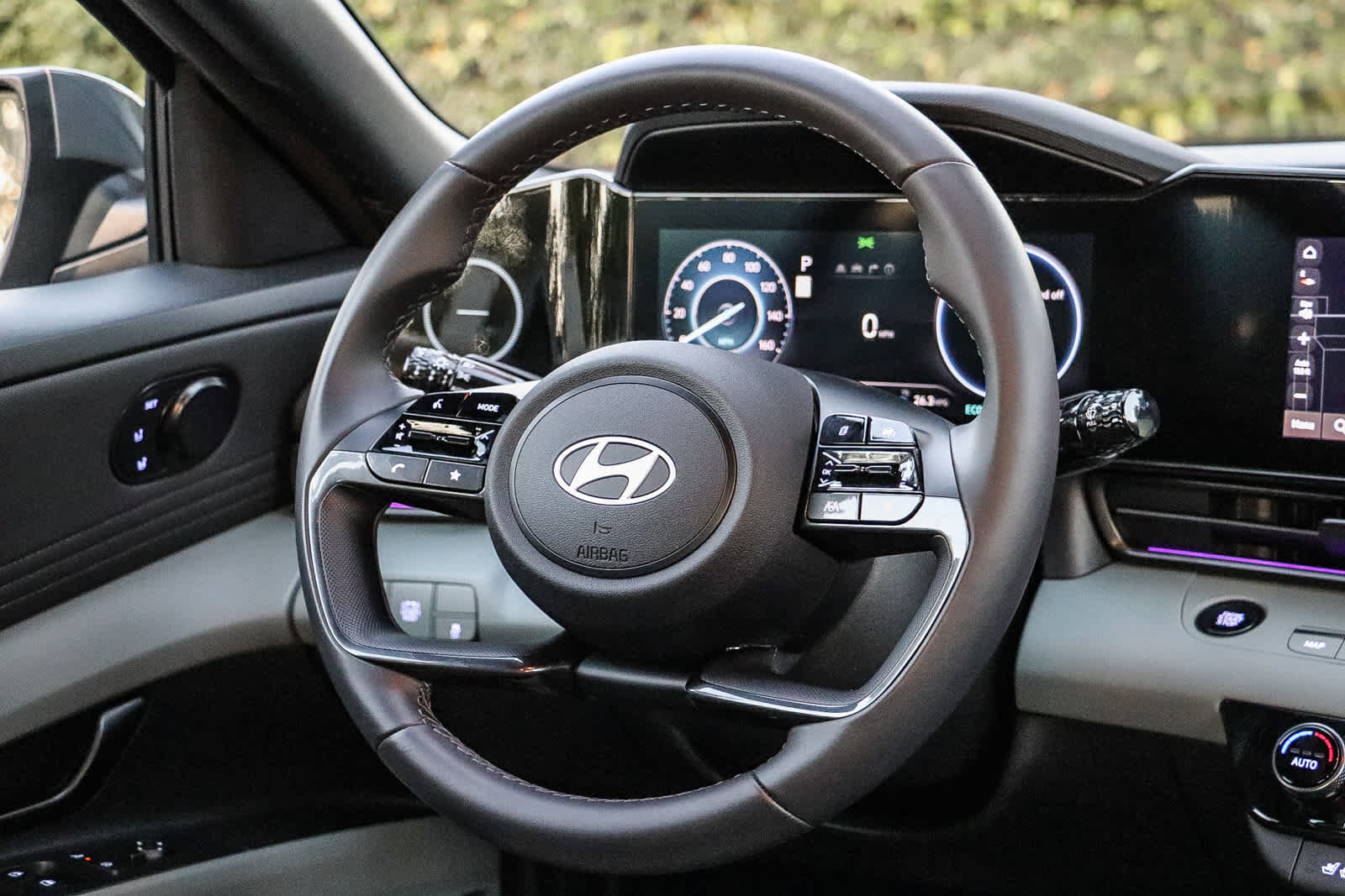 Used 2025 Hyundai Elantra Limited FWD image 16