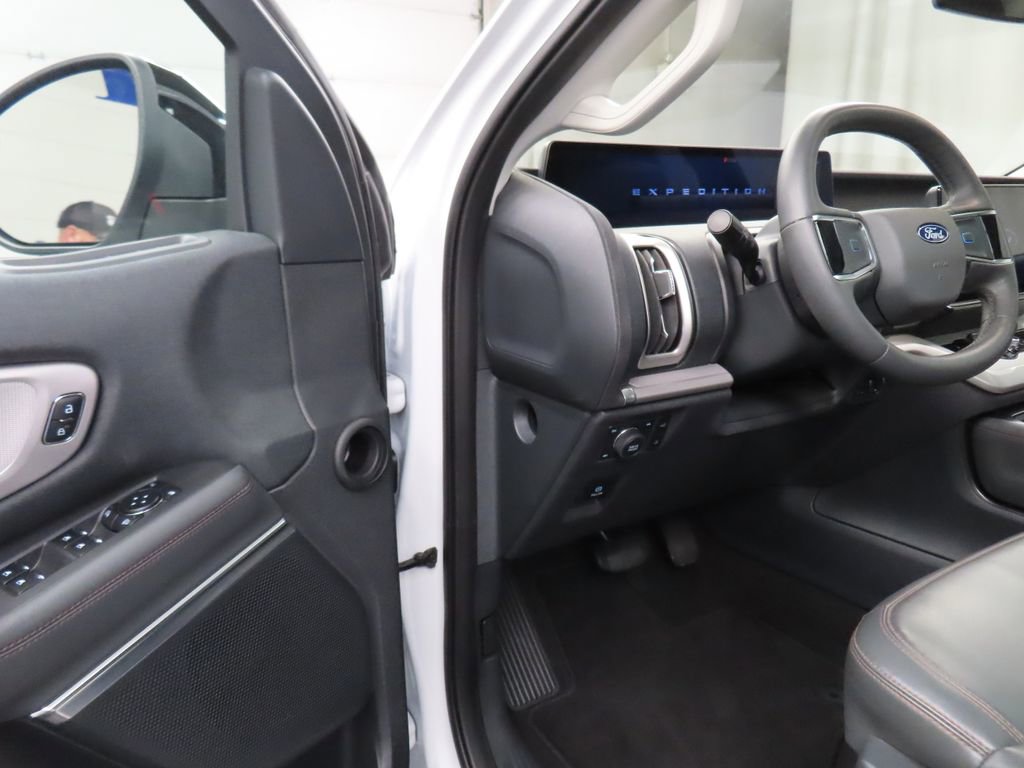 Used 2025 Ford Expedition Active AWD/4WD image 59