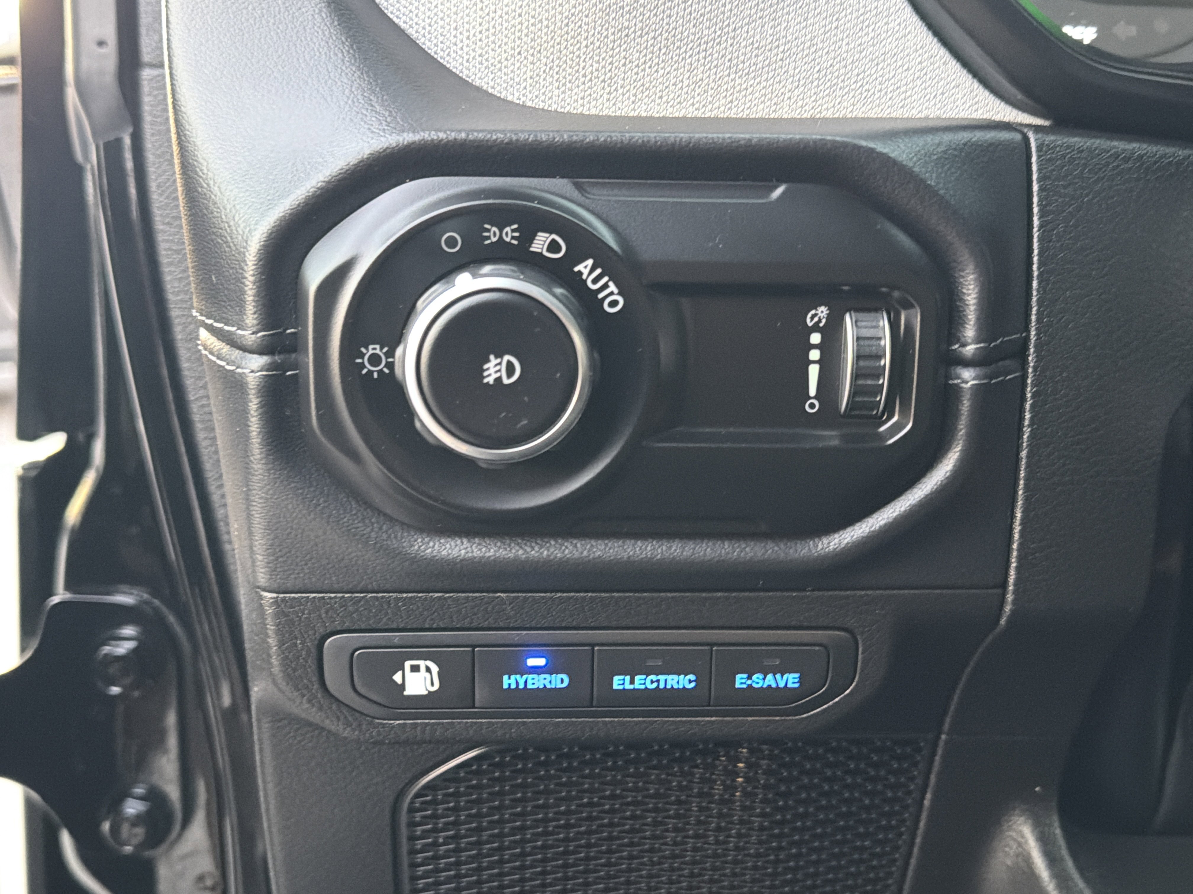 Used 2025 Jeep Wrangler Sahara image 33