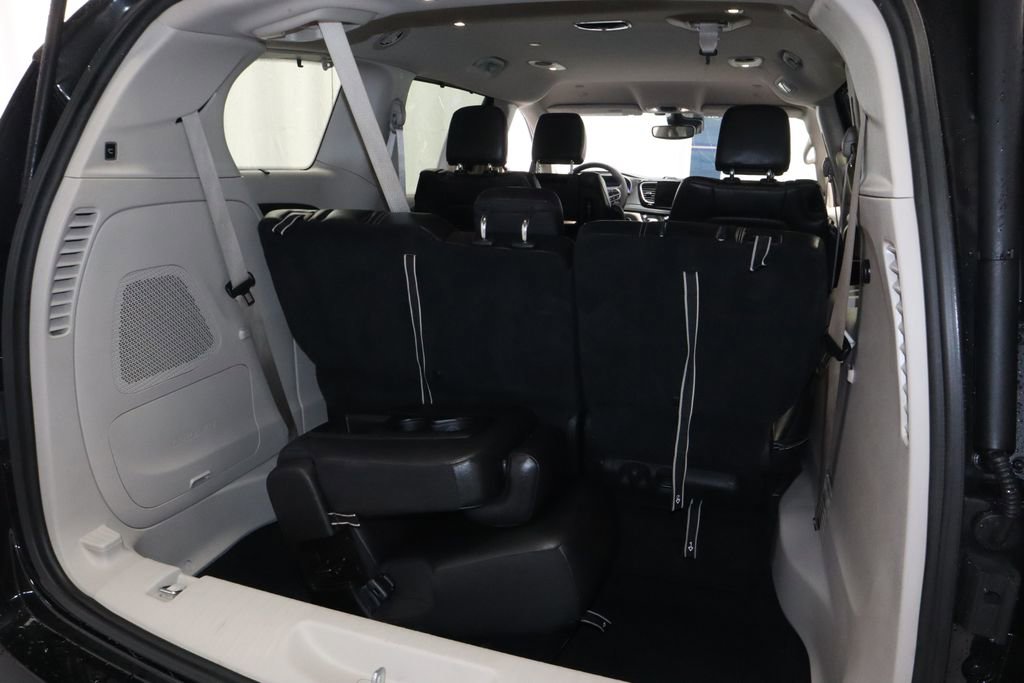 Used 2022 Chrysler Pacifica Touring-L w/ Uconnect Theater Family Group FWD image 17